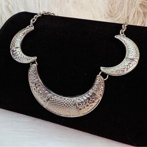 Silvertone lighwight Costume Necklace